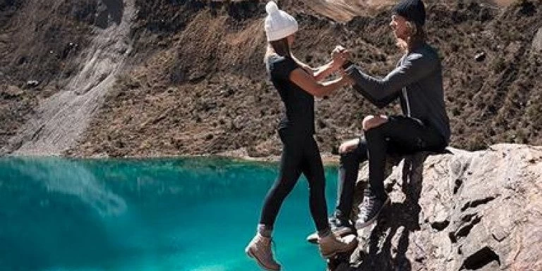 Influencers προκαλούν: Έβαλε τη φίλη του να κρέμεται στο κενό, για μια φωτό (εικόνες)